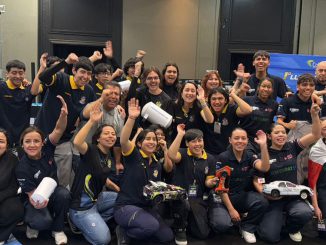 Estudiantes de liceos técnicos celebrando con sus prototipos de autos propulsados por hidrógeno verde tras ganar el H2 Grand Prix