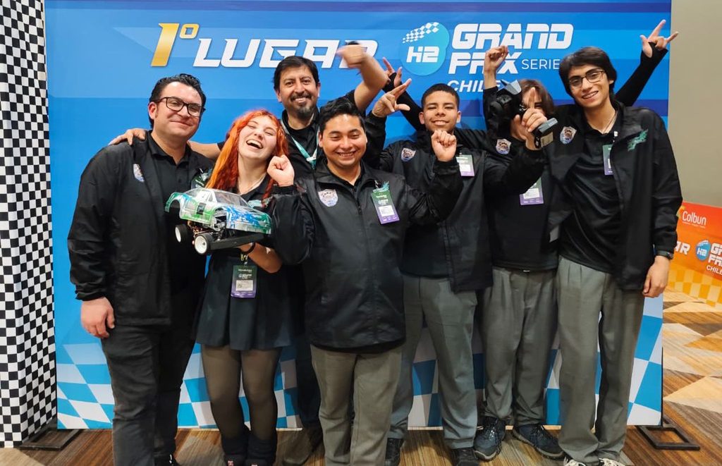 Estudiantes de liceos técnicos celebrando con sus prototipos de autos propulsados por hidrógeno verde tras ganar el H2 Grand Prix