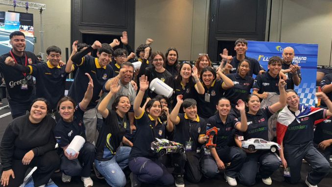 Estudiantes de liceos técnicos celebrando con sus prototipos de autos propulsados por hidrógeno verde tras ganar el H2 Grand Prix
