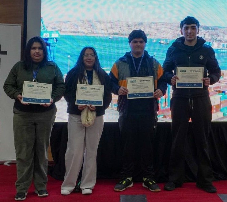 Estudiantes de la USM presentando el proyecto ValoraTerra en la Hackathon OceanLab