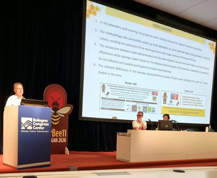Investigadores del USM Bee Lab presentan su método de purificación de cera de abejas en el congreso EurBee 11