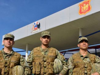 Tres jóvenes soldados de Rapa Nui posan con uniforme en el Regimiento Maipo de Valparaíso