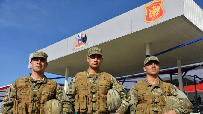 Tres jóvenes soldados de Rapa Nui posan con uniforme en el Regimiento Maipo de Valparaíso