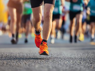 Corredores participando en una maratón de primavera al aire libre