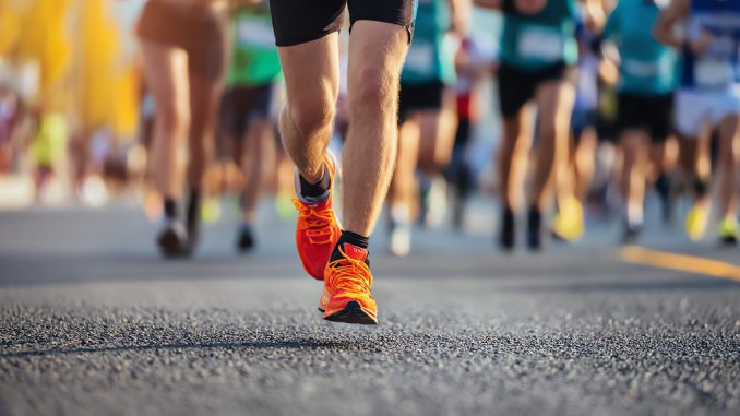 Corredores participando en una maratón de primavera al aire libre