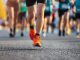 Corredores participando en una maratón de primavera al aire libre