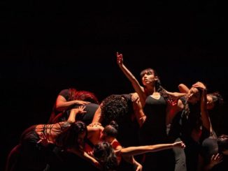 Bailarines de la Compañía de Danza UNIACC durante una presentación de repertorio chileno