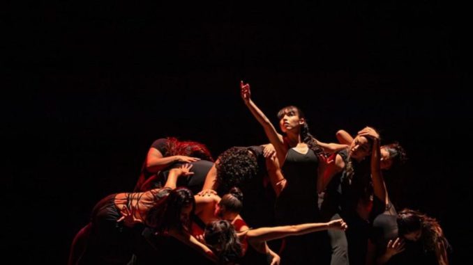 Bailarines de la Compañía de Danza UNIACC durante una presentación de repertorio chileno