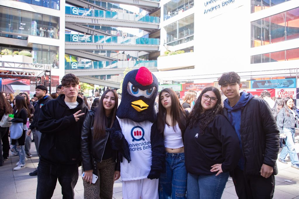 Estudiantes recorriendo stands y participando en talleres durante la feria Explora la UNAB en el campus Viña del Mar