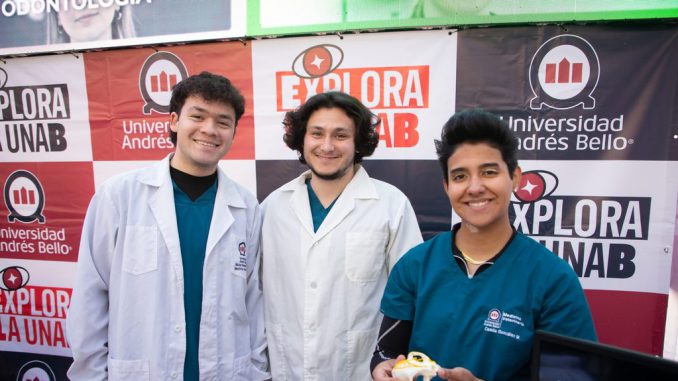 Estudiantes recorriendo stands y participando en talleres durante la feria Explora la UNAB en el campus Viña del Mar