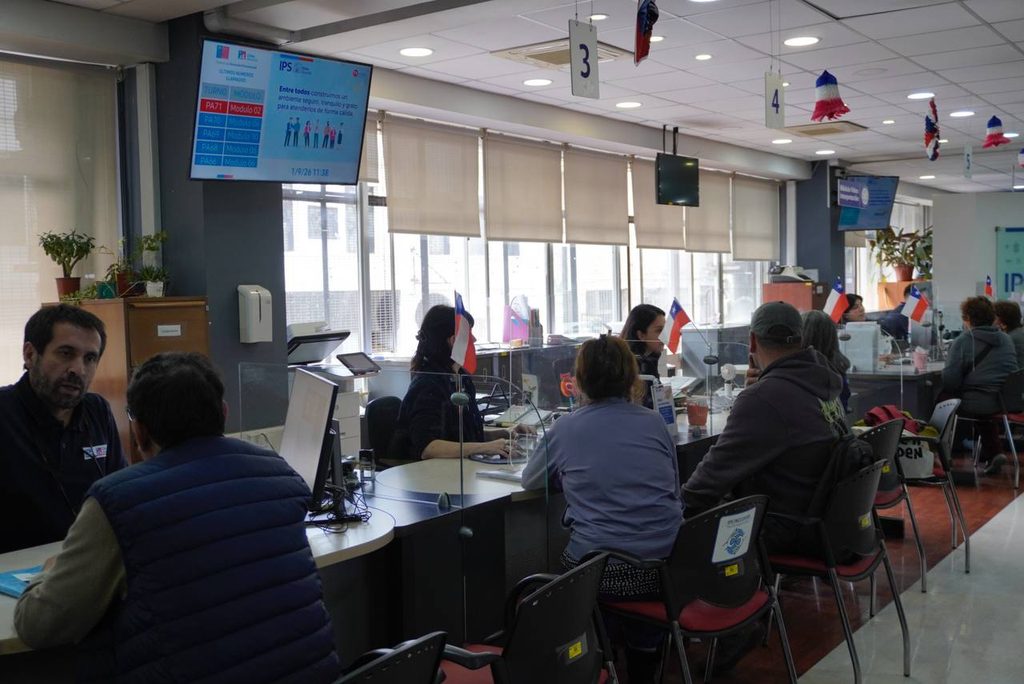 Persona mayor recibiendo su pensión tras el aumento de la PGU en Valparaíso