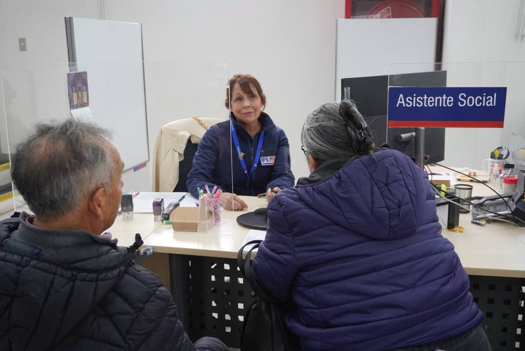 Persona mayor recibiendo su pensión tras el aumento de la PGU en Valparaíso