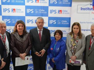 Persona mayor recibiendo su pensión tras el aumento de la PGU en Valparaíso
