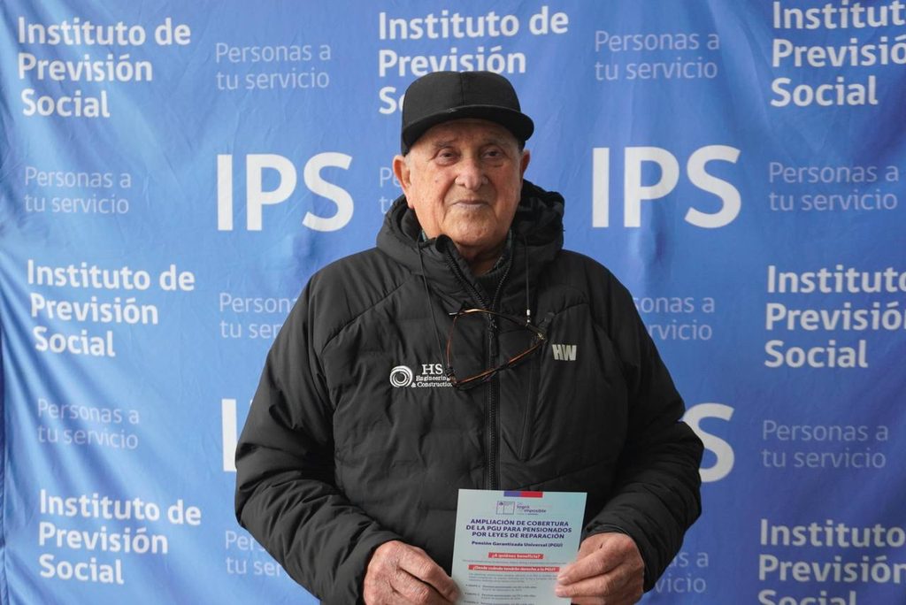 Persona mayor recibiendo su pensión tras el aumento de la PGU en Valparaíso