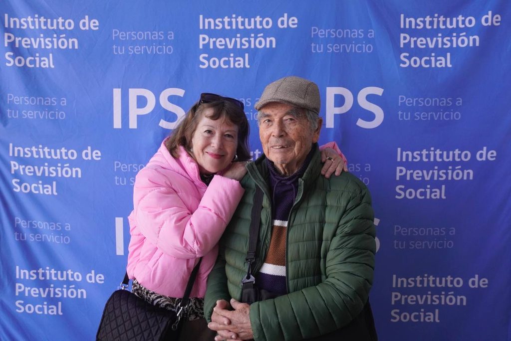 Persona mayor recibiendo su pensión tras el aumento de la PGU en Valparaíso