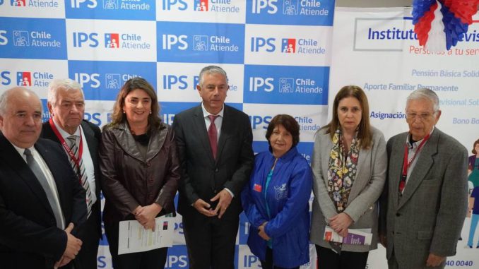 Persona mayor recibiendo su pensión tras el aumento de la PGU en Valparaíso