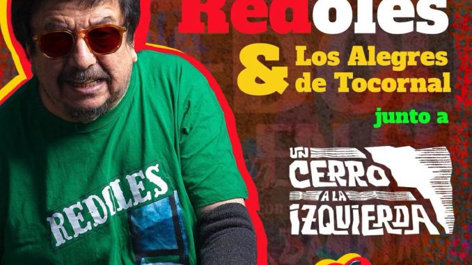 Mauricio Redolés actuando en vivo con su banda en el escenario del Teatro Mauri