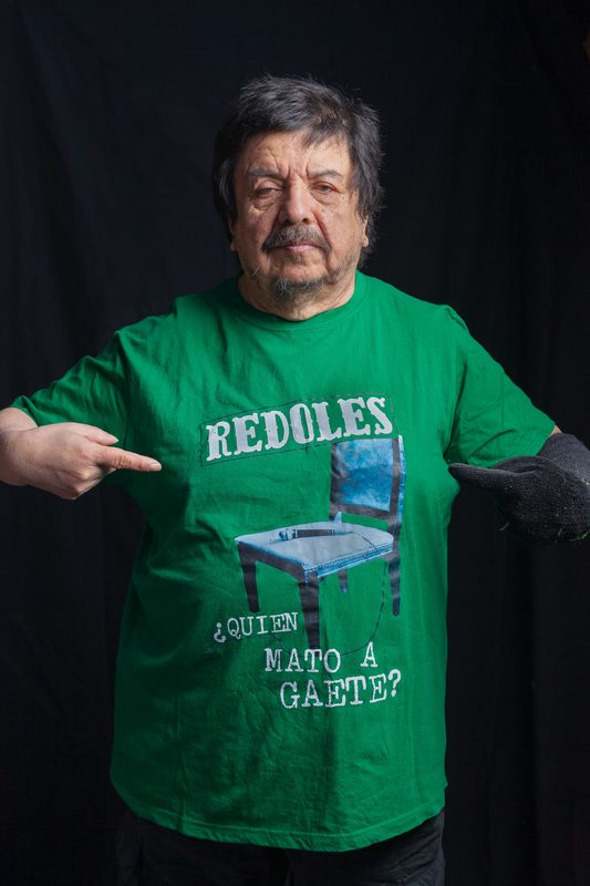 Mauricio Redolés actuando en vivo con su banda en el escenario del Teatro Mauri