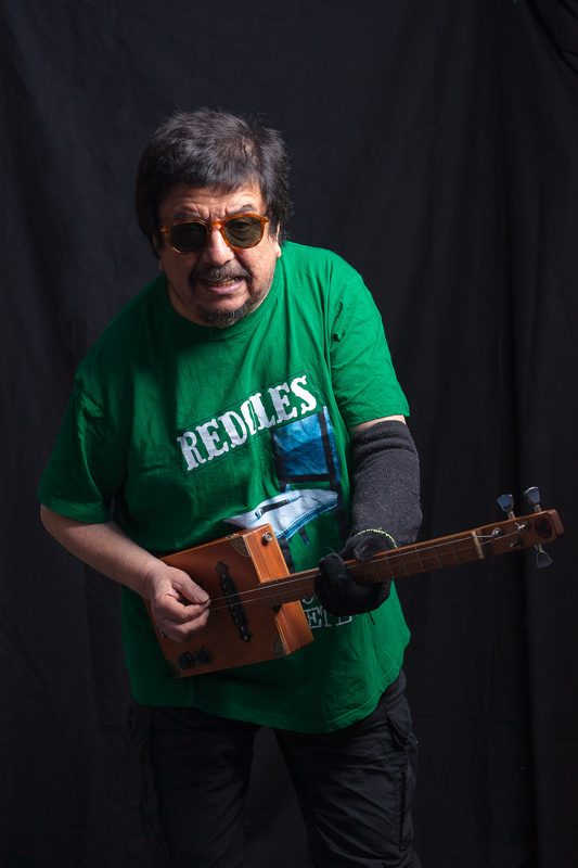 Mauricio Redolés actuando en vivo con su banda en el escenario del Teatro Mauri
