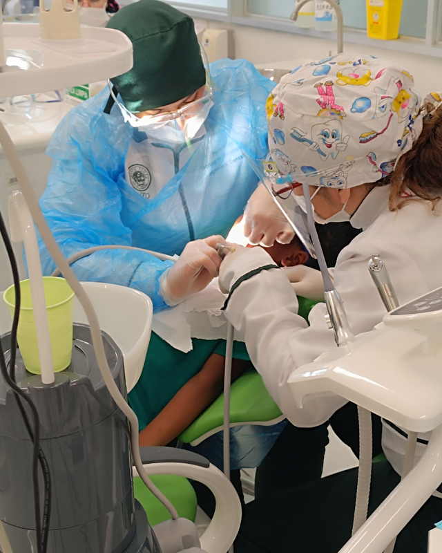Profesionales del CFT Santo Tomás Viña del Mar realizando una atención odontológica adaptada a niños con autismo.