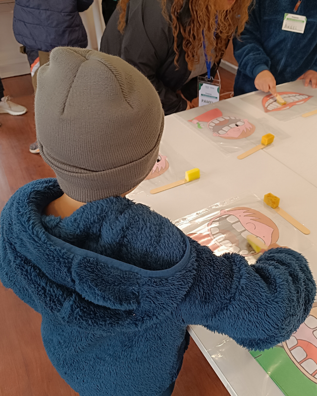 Profesionales del CFT Santo Tomás Viña del Mar realizando una atención odontológica adaptada a niños con autismo.