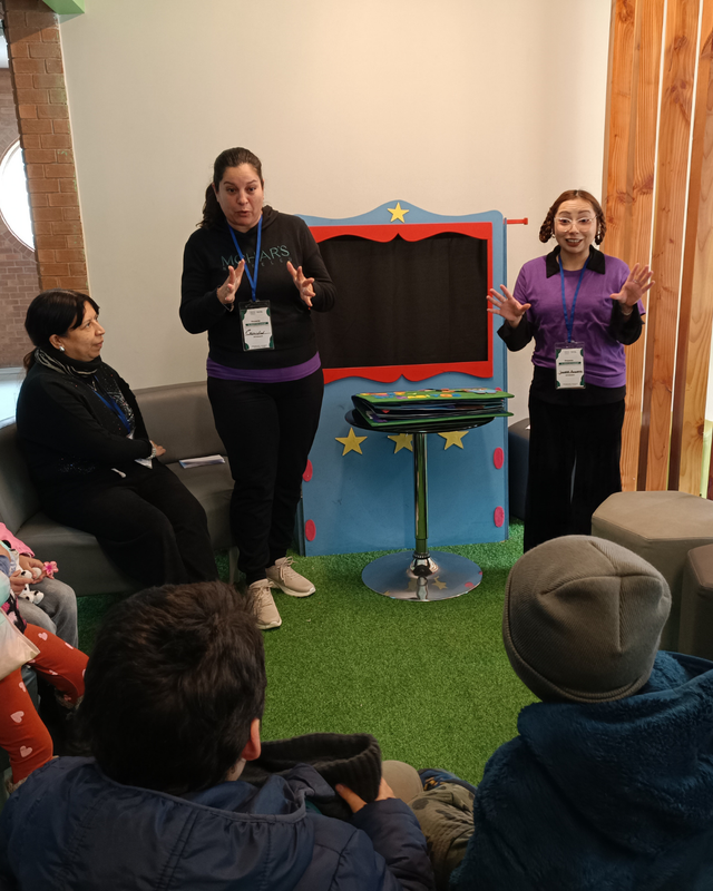 Profesionales del CFT Santo Tomás Viña del Mar realizando una atención odontológica adaptada a niños con autismo.