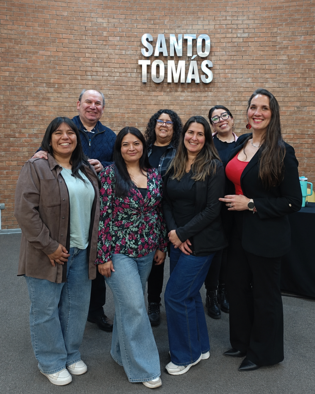 Profesionales del CFT Santo Tomás Viña del Mar realizando una atención odontológica adaptada a niños con autismo.