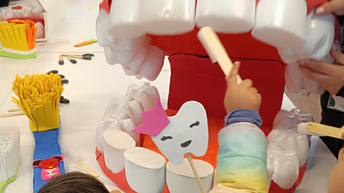 Profesionales del CFT Santo Tomás Viña del Mar realizando una atención odontológica adaptada a niños con autismo.