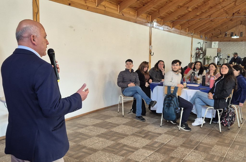 Funcionarios de la salud en Quillota participando en jornada de capacitación sobre el modelo de salud familiar