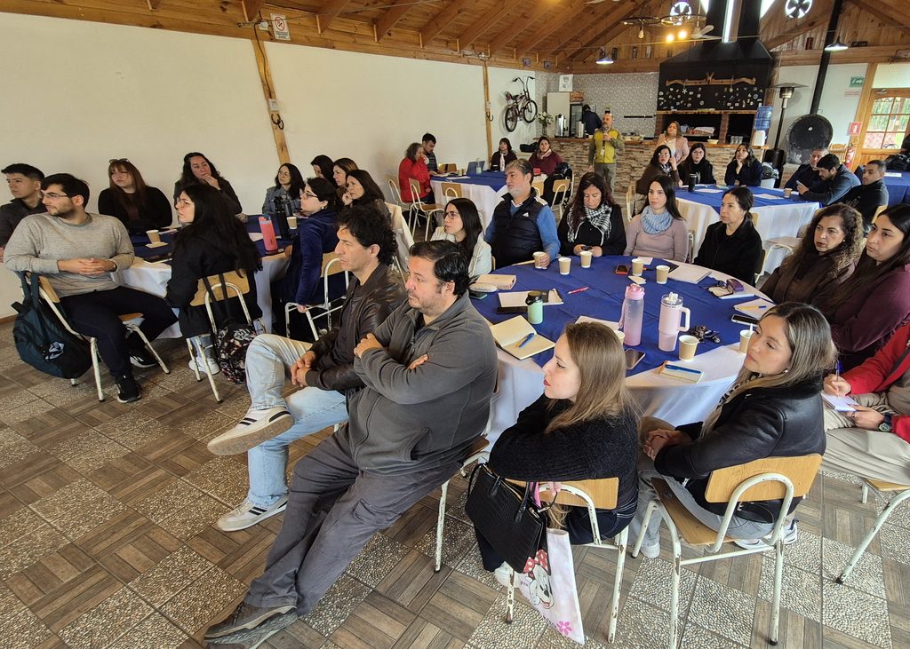 Funcionarios de la salud en Quillota participando en jornada de capacitación sobre el modelo de salud familiar