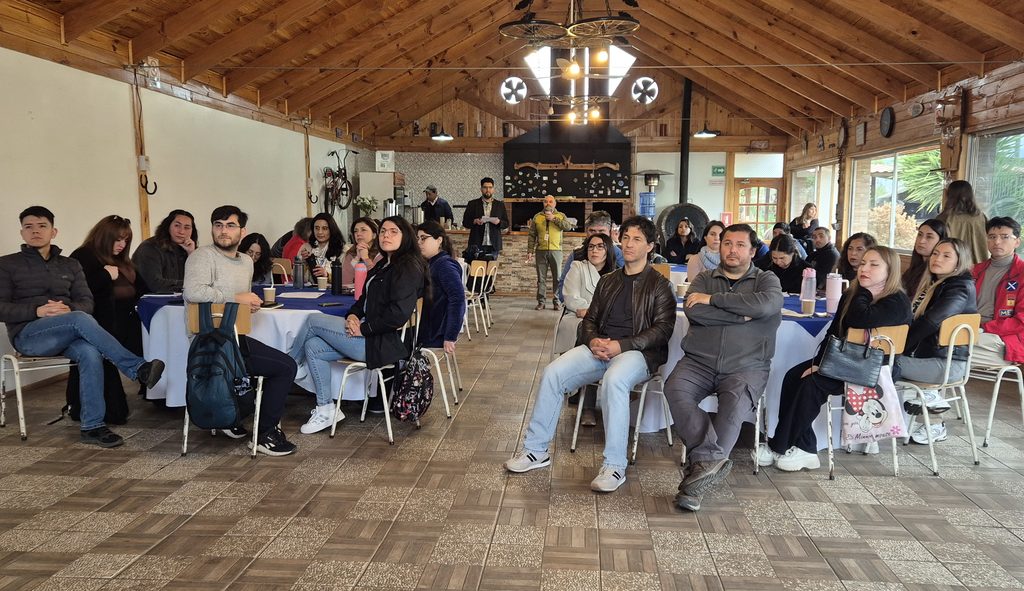 Funcionarios de la salud en Quillota participando en jornada de capacitación sobre el modelo de salud familiar