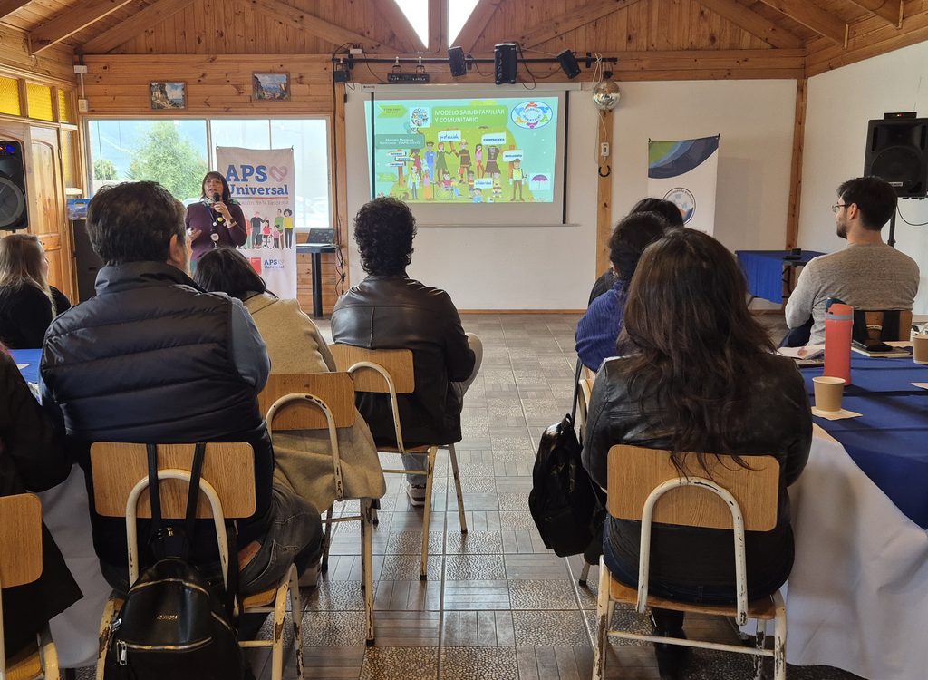 Funcionarios de la salud en Quillota participando en jornada de capacitación sobre el modelo de salud familiar