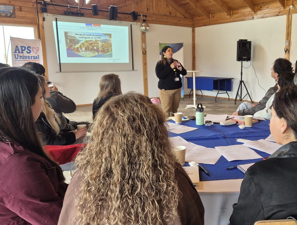 Funcionarios de la salud en Quillota participando en jornada de capacitación sobre el modelo de salud familiar