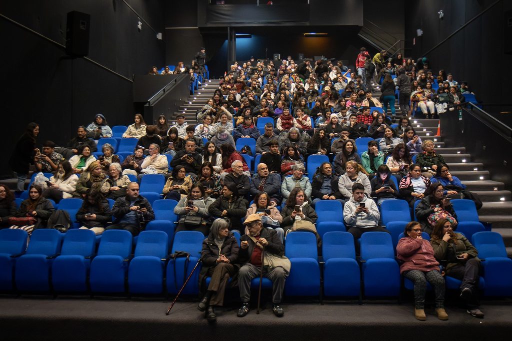 Proyección de cine chileno en el Centro Cultural Leopoldo Silva de Quillota con público asistente.