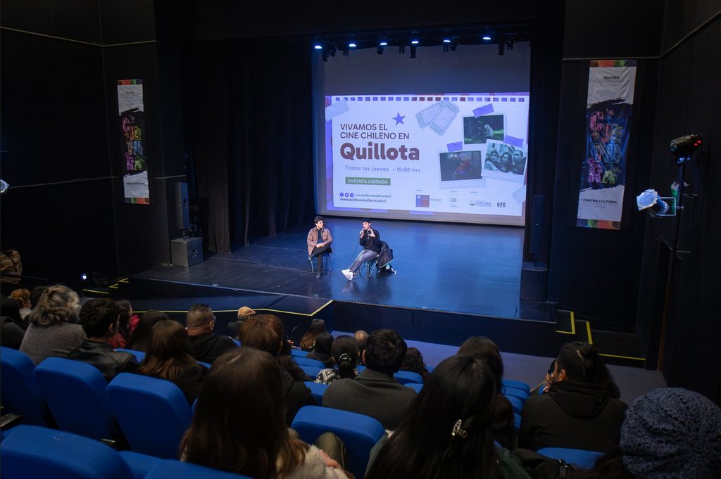 Proyección de cine chileno en el Centro Cultural Leopoldo Silva de Quillota con público asistente.
