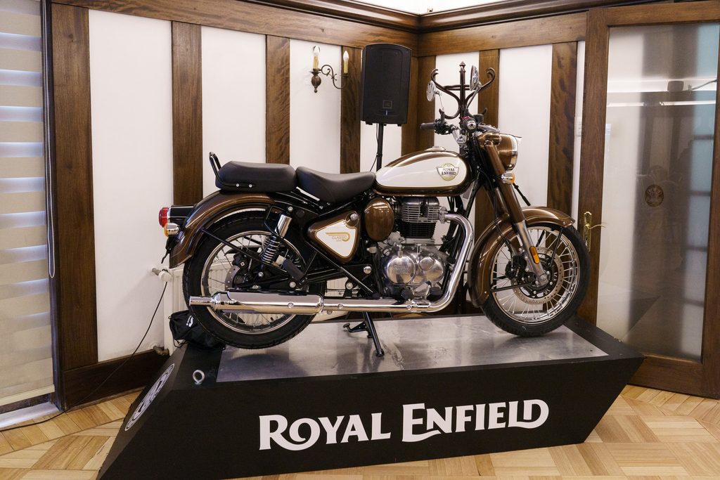 Motocicleta Royal Enfield donada en el campeonato de golf benéfico de la Fundación Niño y Patria