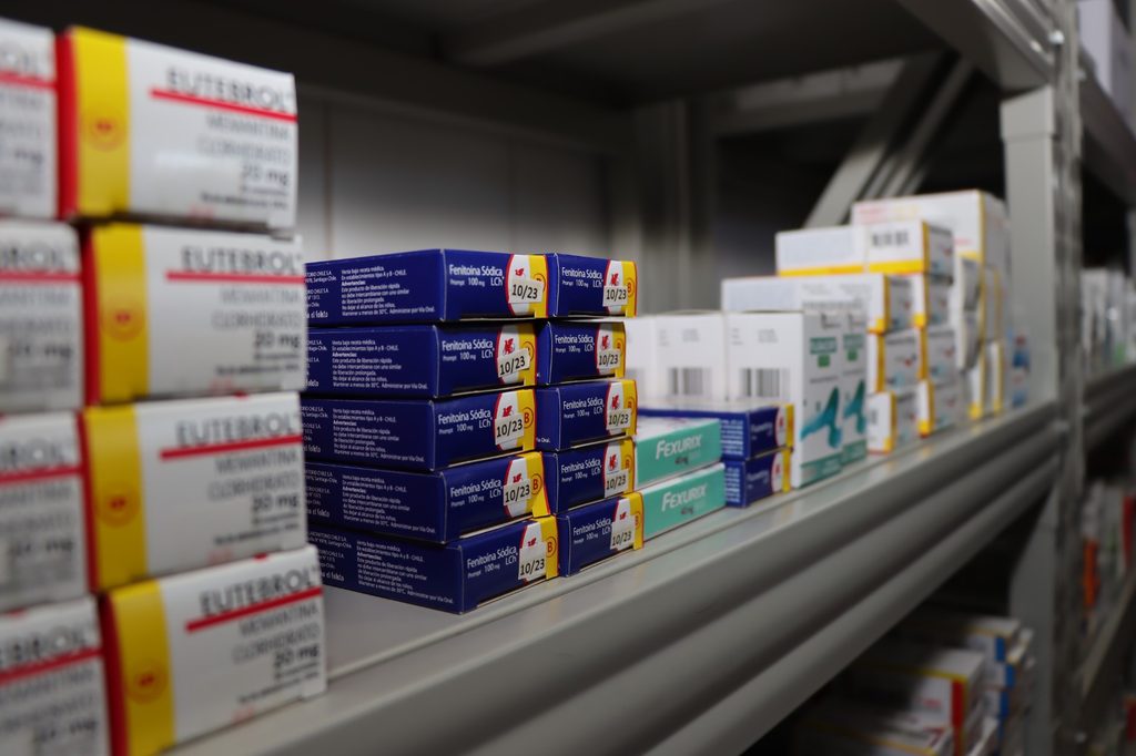 Químico farmacéutico organizando medicamentos para pacientes crónicos antes de las Fiestas Patrias