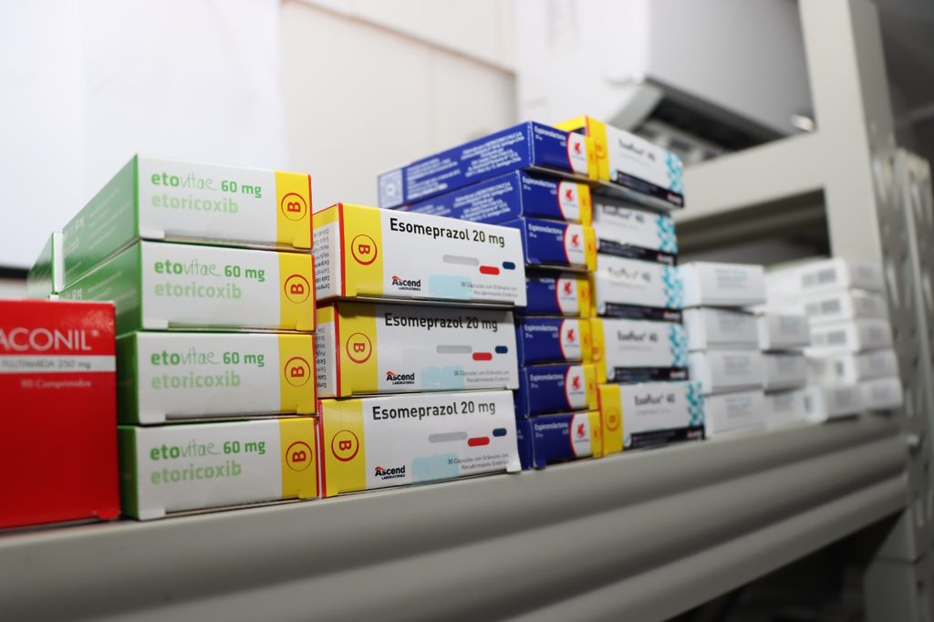 Químico farmacéutico organizando medicamentos para pacientes crónicos antes de las Fiestas Patrias