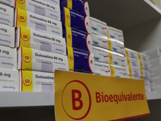Químico farmacéutico organizando medicamentos para pacientes crónicos antes de las Fiestas Patrias