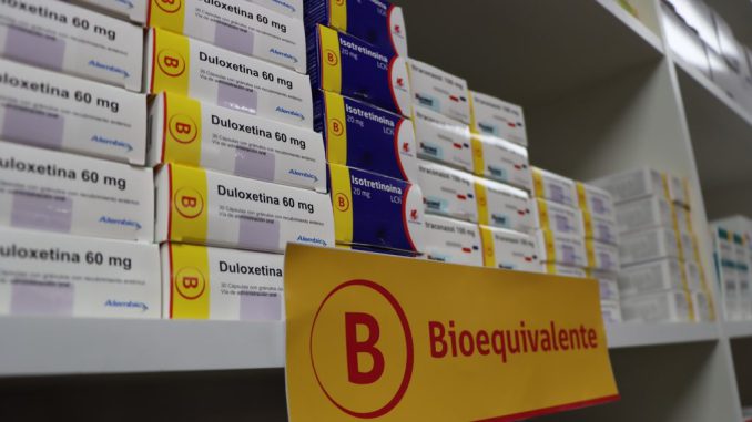 Químico farmacéutico organizando medicamentos para pacientes crónicos antes de las Fiestas Patrias