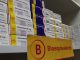 Químico farmacéutico organizando medicamentos para pacientes crónicos antes de las Fiestas Patrias
