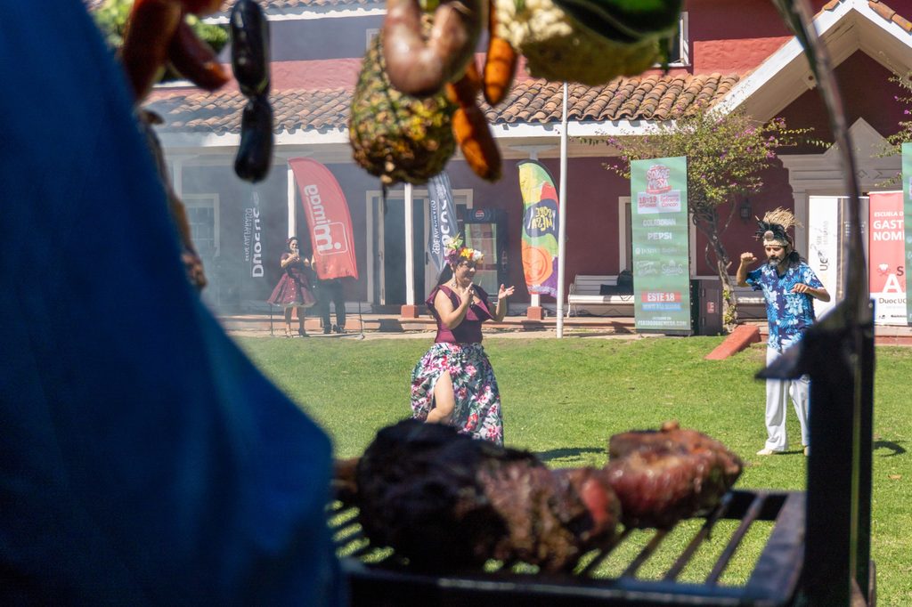 Personas disfrutando de gastronomía chilena y música en la Feria Sobremesa durante las Fiestas Patrias