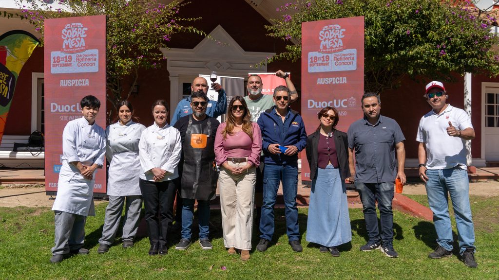 Personas disfrutando de gastronomía chilena y música en la Feria Sobremesa durante las Fiestas Patrias