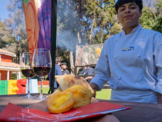 Personas disfrutando de gastronomía chilena y música en la Feria Sobremesa durante las Fiestas Patrias