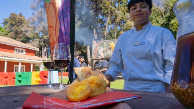 Personas disfrutando de gastronomía chilena y música en la Feria Sobremesa durante las Fiestas Patrias