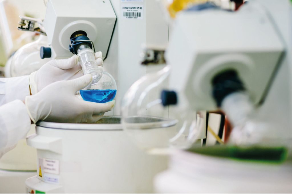 Estudiante de la USM trabajando en un proyecto de investigación científica.