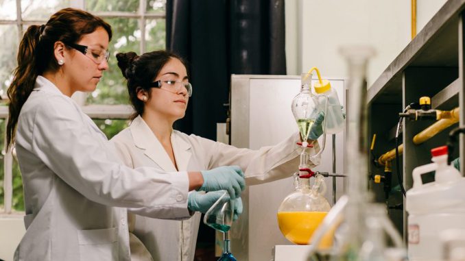 Estudiante de la USM trabajando en un proyecto de investigación científica.