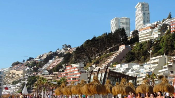 Paisaje costero de Viña del Mar, uno de los destinos turísticos nacionales favoritos por los chilenos para vacacionar.