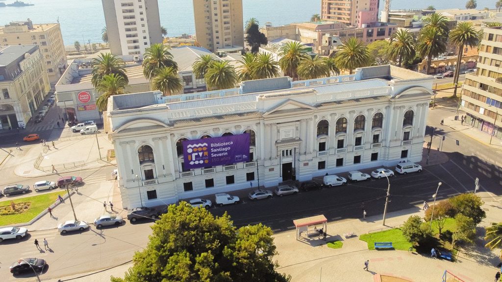 Participantes en el encuentro de mediadores de lectura en la Biblioteca Santiago Severin de Valparaiso