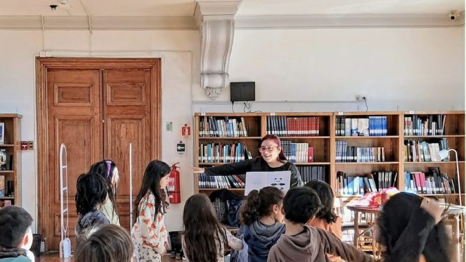 Participantes en el encuentro de mediadores de lectura en la Biblioteca Santiago Severin de Valparaiso